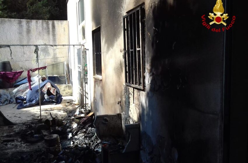  Siracusa. Incendio in una abitazione, barbecue lasciato acceso