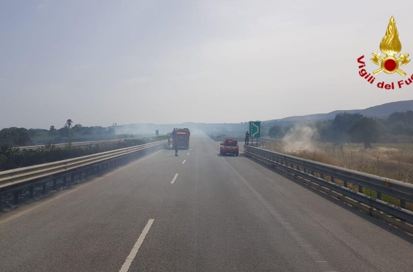  Vasto incendio, chiuso il tratto Avola-Noto dall’autostrada. Canadair su Lentini