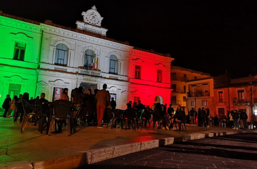 Palazzolo. I 73 anni della Repubblica, il Municipio si illumina con il Tricolore