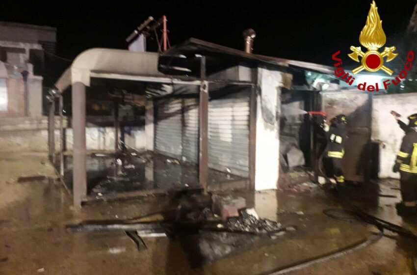 Priolo. Ancora un incendio: a fuoco nella notte un chiosco per panini, zona Polivalente