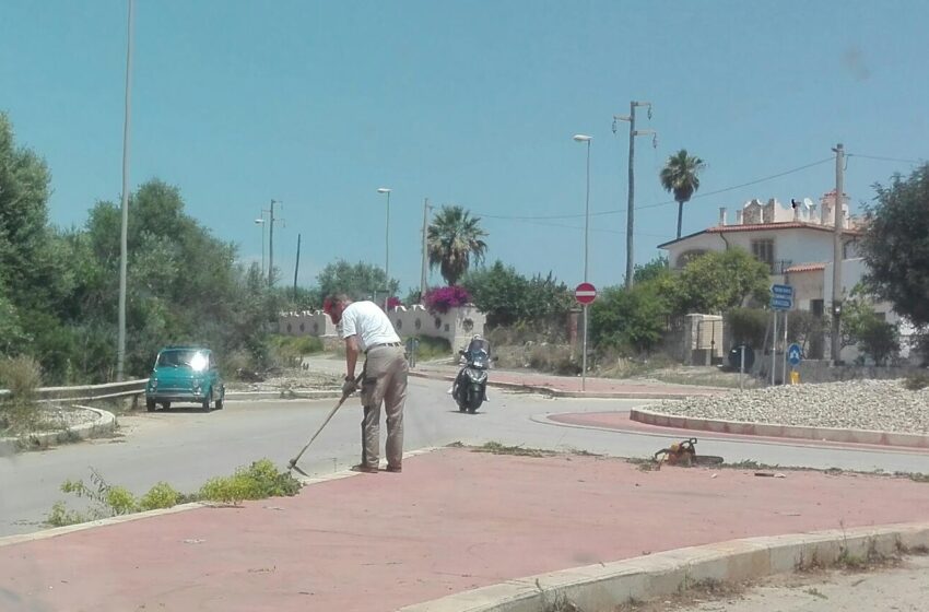 Svedese innamorato di Siracusa ripulisce via Mar Ionio: esempio con schiaffo morale per tanti