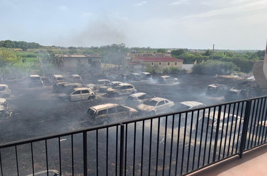 Il giorno dopo il terribile rogo di Eloro: terreno privato usato come parcheggio