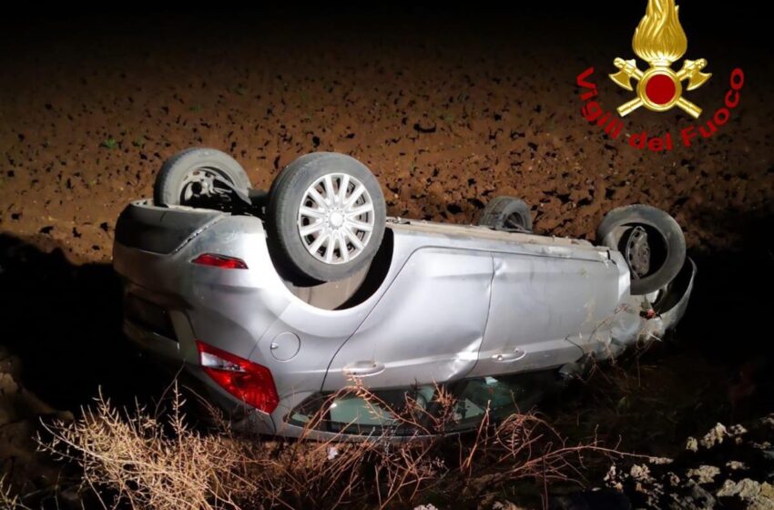 Incidente nella notte in via Elorina: auto si cappotta, a bordo anche un bimbo di due anni