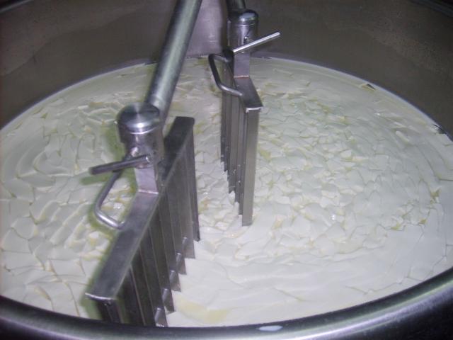  Azienda zootecnica lavorava prodotti in un garage: sequestrati 260 litri di latte e 35 chili di formaggio