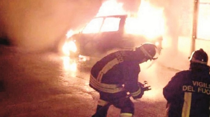  Siracusa. A fuoco una Hyundai in via Gagliardi: auto completamente distrutta