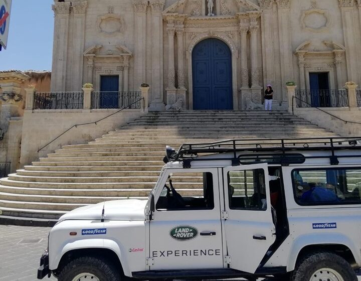  Land Rover Experience fa tappa a Palazzolo: oltre 10 equipaggi raccontano il borgo