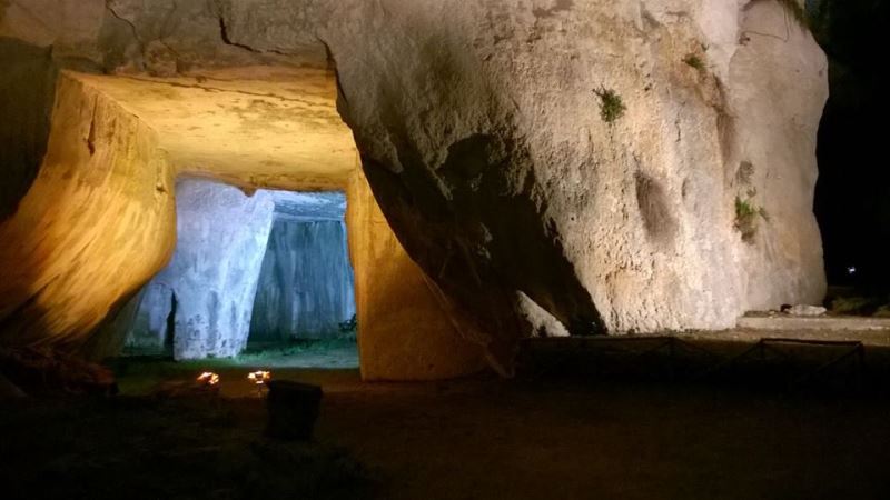  Siracusa. Thysia: percorso sensoriale all’Orecchio di Dionisio illuminato di notte