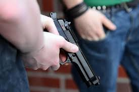  Augusta. Minaccia di morte un giovane con una pistola giocattolo: denunciato 54enne