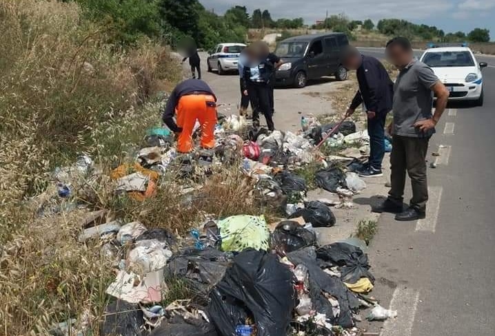  Abbandono di rifiuti, caccia agli zozzoni sulla provinciale Noto-Rosolini: identificati