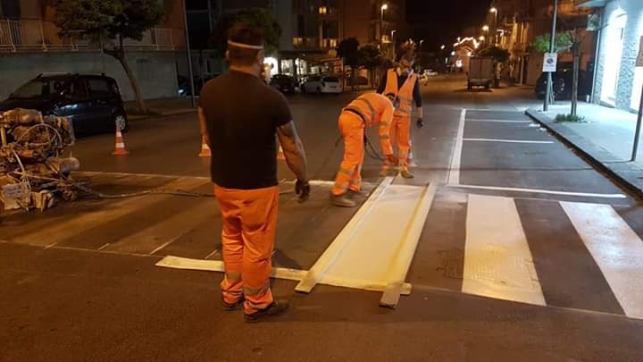  Siracusa. Viale Teocrito: segnaletica orizzontale, lavori in notturna. Nessuno la rispetta