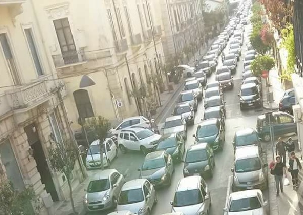  Siracusa. Una pazza idea per alleggerire il traffico in Ortigia: taglio di “privilegi”