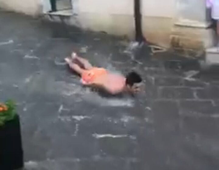  Siracusa. Piove, la strada come un “toboga” in Ortigia: video virale