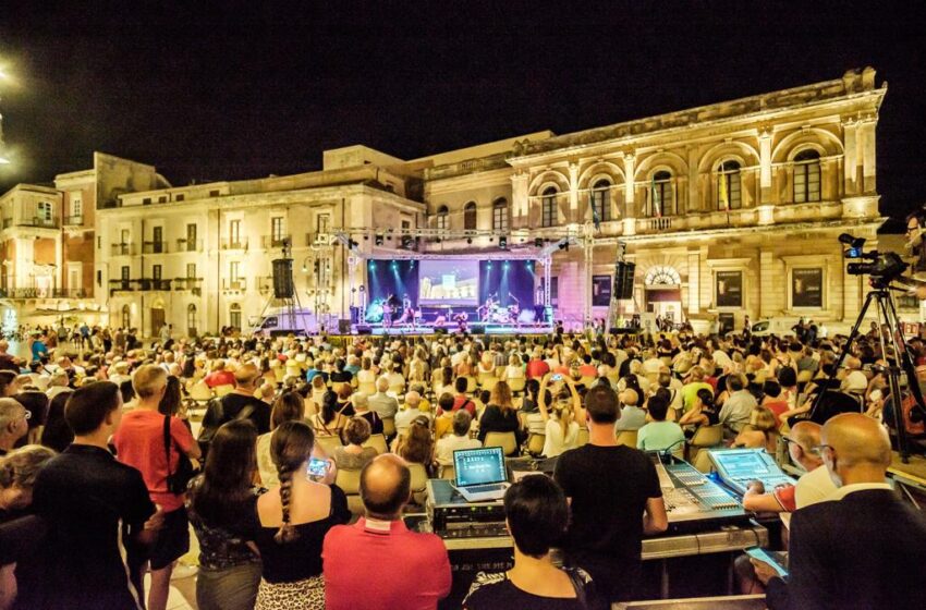  Siracusa. Gran finale delle Feste Archimedee, applausi e grandi ospiti in piazza Duomo