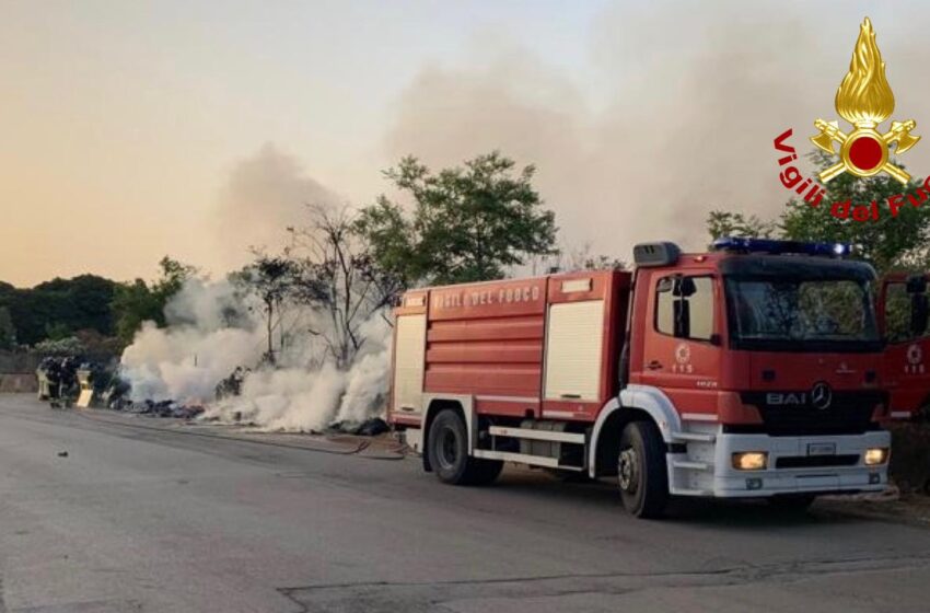 Siracusa. Quindici cassonetti in fiamme a Fontane Bianche: tre distinti focolai