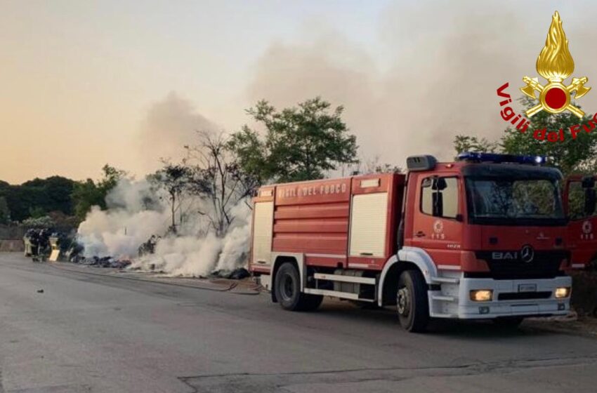  Siracusa. Quindici cassonetti in fiamme a Fontane Bianche: tre distinti focolai