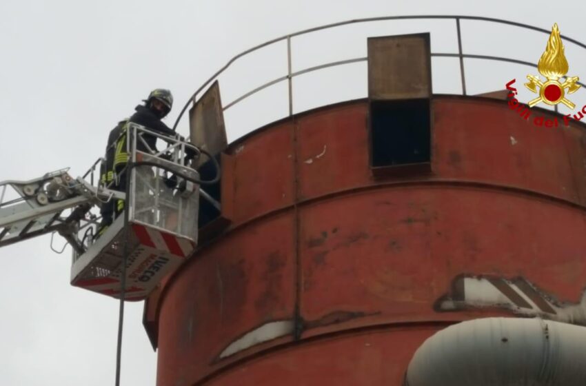  Incendi, non è finita: ripartono le fiamme all’interno di un silos di contrada Bondifè