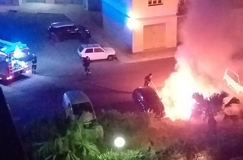 Siracusa. Fiamme in via Unione Sovietica, distrutta un’auto: “prima esplosioni, poi il fuoco”