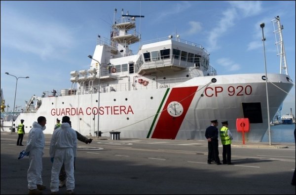  Ancora su nave Gregoretti i 131 migranti, prima notte in porto ad Augusta