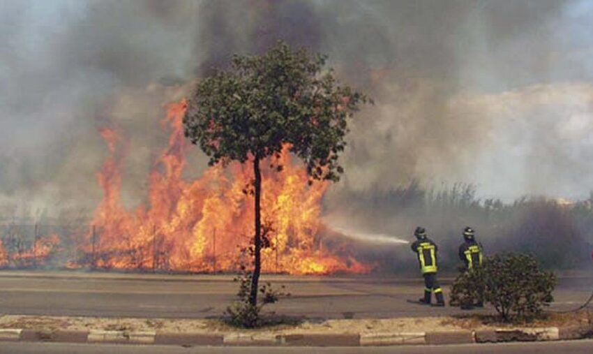  Ore di paura a Tivoli, vasto incendio lambisce le abitazione e blocca le strade
