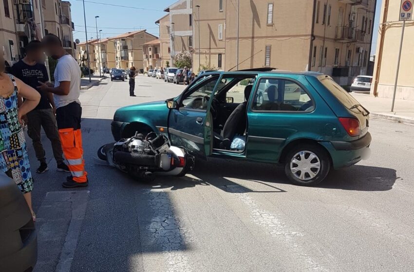  Siracusa. Incidente in via Antonello da Messina, moto finisce sotto la ruota di un’auto