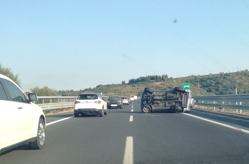  Incidente sulla Siracusa-Catania, auto si ribalta sul fianco: ferita una donna a bordo