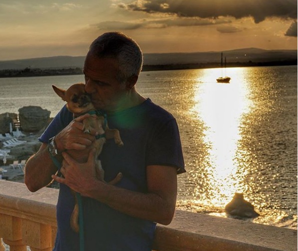  Giorgio Panariello conquista i social da Siracusa: bacio al tramonto al cagnolino