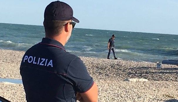  Noto. Con il suv parcheggiato in spiaggia o quasi: denunciato un 54enne