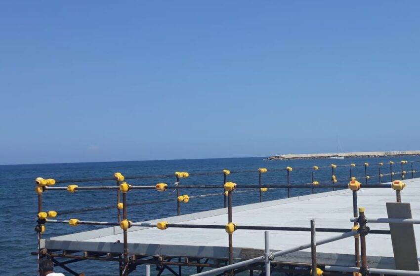  Siracusa. Un solarium, passerelle e rampe per favorire l'accesso al mare