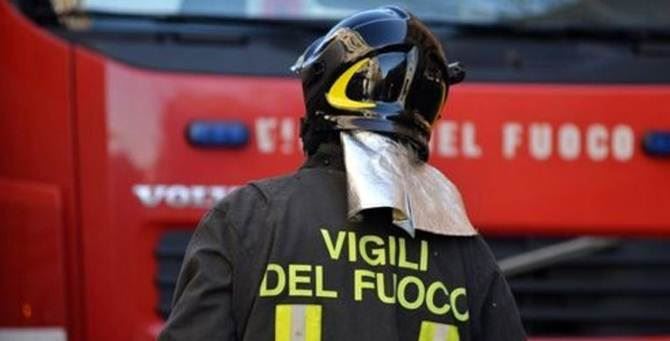  Siracusa. Incendio nella scuola di via Algeri: a fuoco materiale di risulta