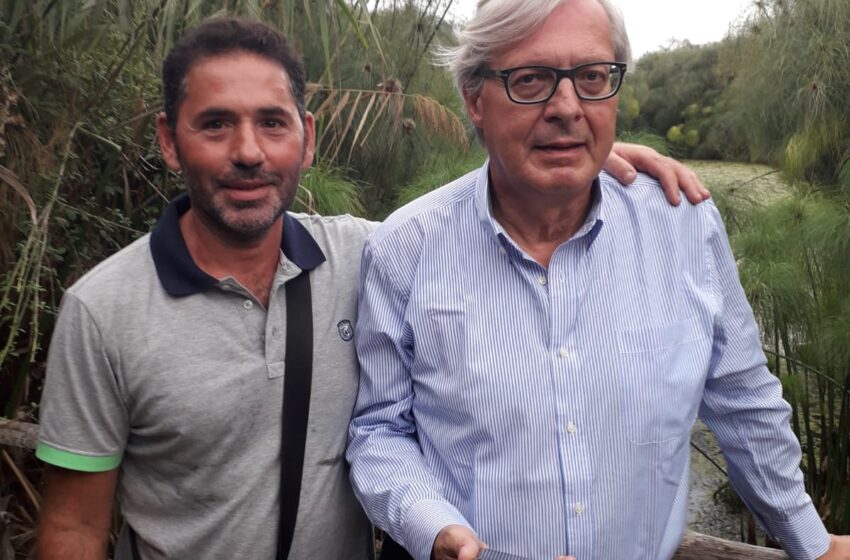  Siracusa. Vittorio Sgarbi si immerge nella natura, visita sul Ciane ed alla Riserva