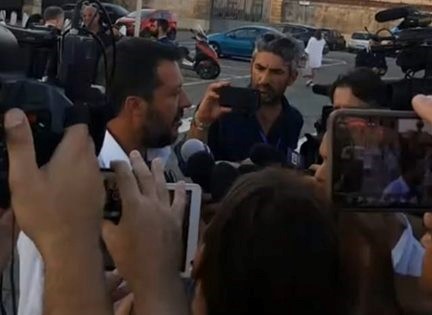  Salvini contestato a Siracusa: “Nostalgici di falce e martello, ospitate i migranti in casa”