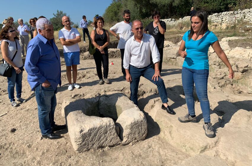  Noto. Zahi Hawass in visita agli scavi sul monte Alveria: “archeologia è passione”