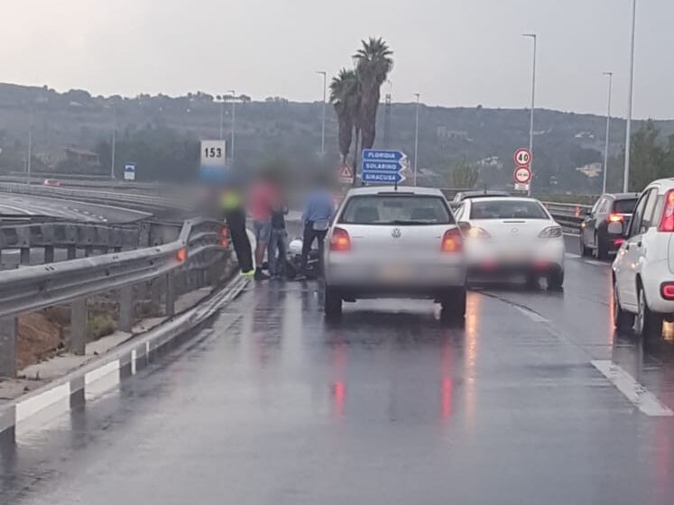  Siracusa, incidente allo svincolo sud: coinvolte due auto ed una moto, un uomo ferito