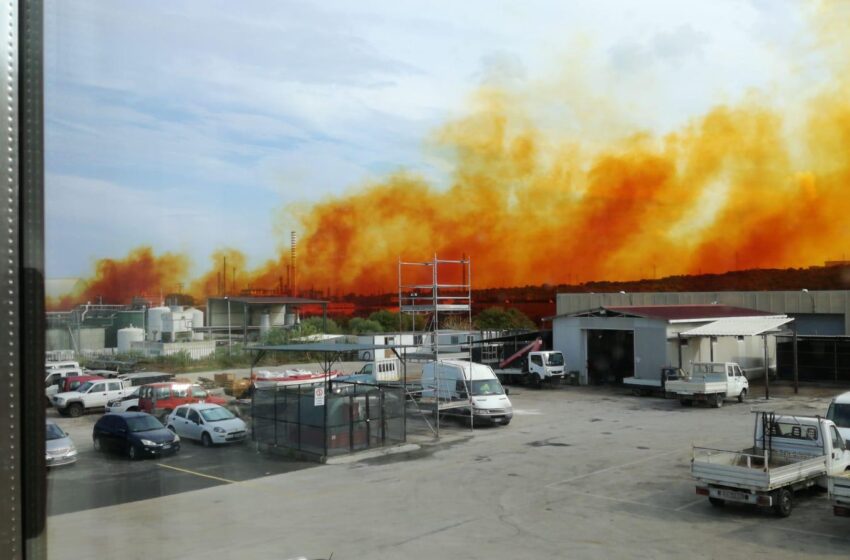  Nube arancione in zona industriale ad Augusta: potrebbe trattarsi di acido nitrico