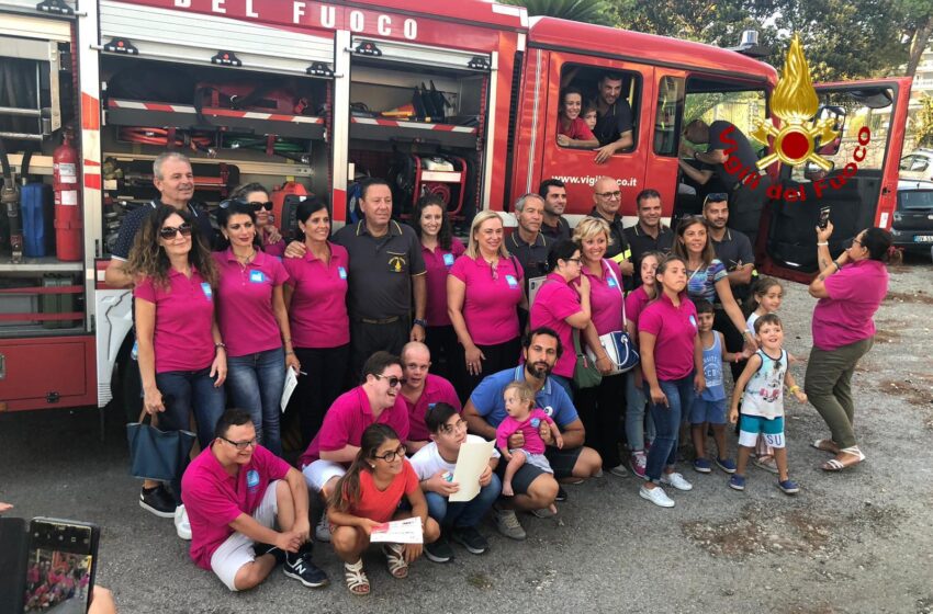  Siracusa. I vigili del fuoco al Down Tour: diplomi di piccoli pompieri ai bambini