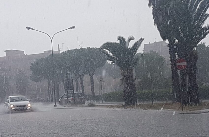  Siracusa. Pioggia battente nella mattinata, le strade si allagano: mobilità in tilt