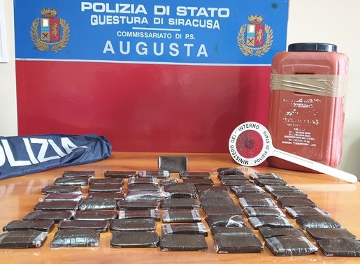 Augusta. Nascosti in casa 12 kg di hashish: avrebbero fruttato 120mila euro
