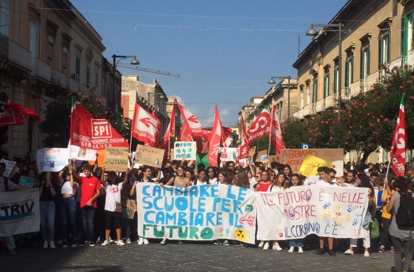  Fridays for Future: Siracusa per l’ambiente, sfilano gli studenti: “le istituzioni dove sono?”