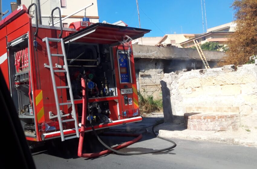  Siracusa. Incendio in un casolare di via Specchi, a  fuoco gli arredi: nessun ferito