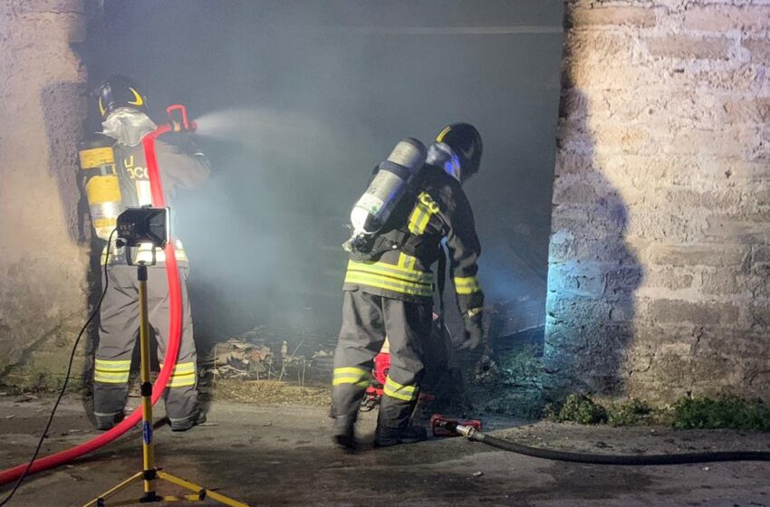  Priolo. Fiamme nella notte all’interno di un garage abbandonato di via Iblone