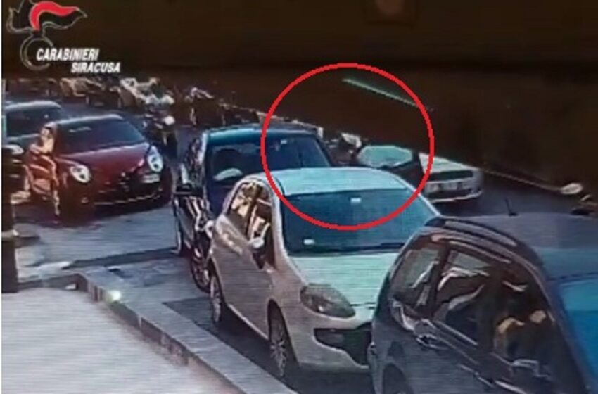  VIDEO. Tenta di rapinare una donna incinta: entra in auto e la minaccia con un coltello