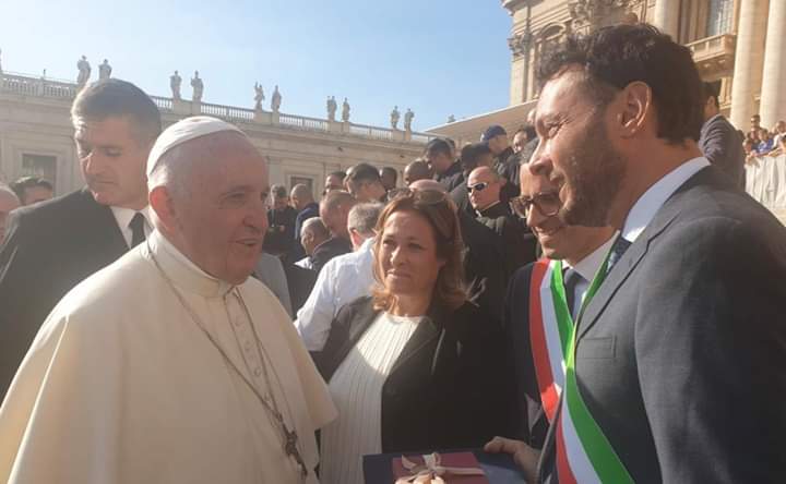  Il sindaco incontra papa Francesco, preghiera per Giulia. “Santità, venga a Siracusa”