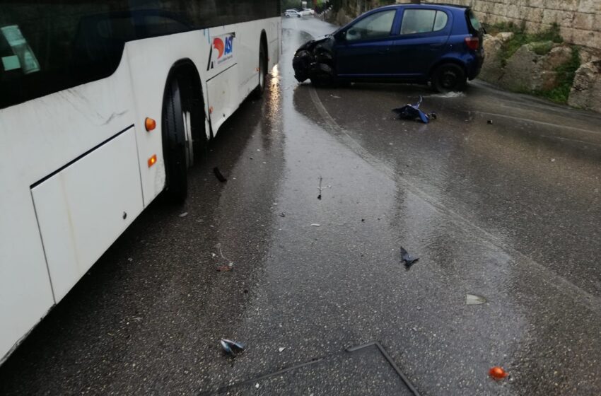  Siracusa. Incidente in via Necropoli Grotticelle, due feriti nello scontro tra bus e auto