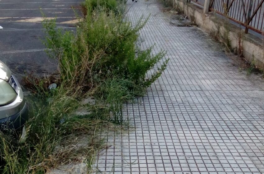 Siracusa. “Marciapiede impercorribile, slalom per andare a scuola”