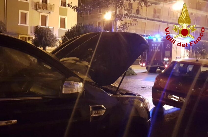  Siracusa. Fuoco in via Arsenale, in fiamme l’auto di una donna: indaga la polizia