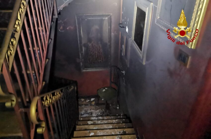  Siracusa. Villetta in fiamme in via Bordone, due persone salvate dai Vigili del Fuoco