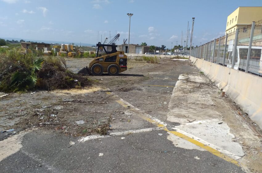  Siracusa. Grandi pulizie nel cantiere abbandonato del porto turistico Marina di Archimede