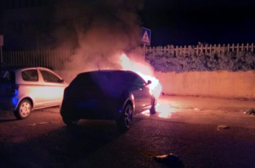 VIDEO. Auto in fiamme in via Algeri, l’intervento dei Vigili del Fuoco