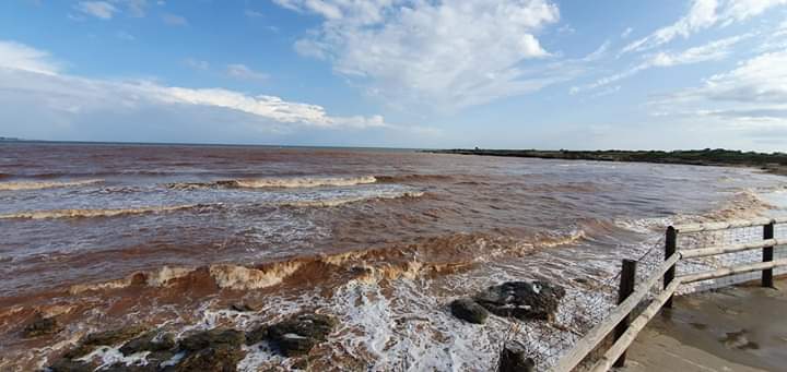 Siracusa. Il “mare rosso” dell’Arenella, la quiete dopo la tempesta: 100 mm di pioggia in 48 ore