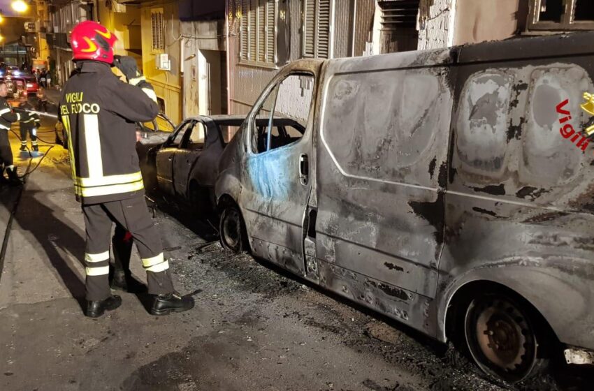  Paura in via Nuova: a fuoco sei auto e due furgoni, anneriti i prospetti delle abitazioni